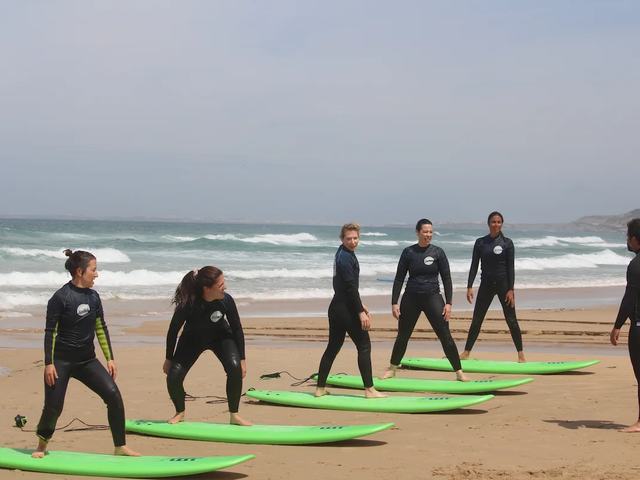 Students practising the pop-up in a line on the sand at Areia Branca
